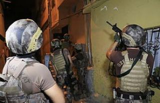 Adana’da suç örgütü operasyonunun drone görüntüleri...