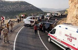 Adıyaman’da 2 araç kafa kafaya çarpıştı: 8...