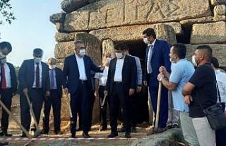 ADÜ Rektörü Aldemir, antik kentte kazı çalışmalarının...