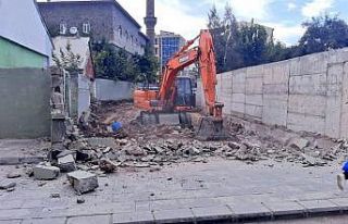 Ağrı Belediyesi kapalı olan yolu yıllar sonra...