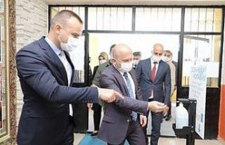 Ağrı Valisi Dr. Varol, Öğretmen Anadolu Lisesi’ni...