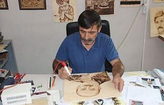 Ahşabı yakarak sanata dönüştürüyor