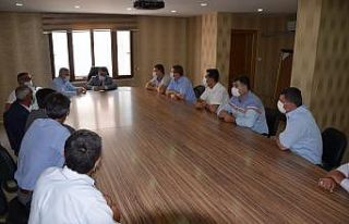 AK Parti Batman İl Başkanı Gür muhtarlarla bir...