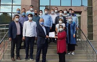 AK Parti İlçe Başkanı Okudan mazbatasını aldı
