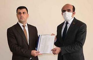 AK Partili Demir mazbatasını aldı