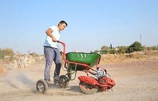 Akaryakıt istasyonuna gidip depoyu dolduruyor sokakta...