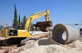 Akçakale yolunda yağmur suyu drenaj çalışması