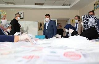Aksaray Belediyesi atölyelerinde maske üretim kapasitesi...
