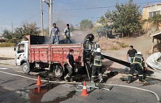 Aksaray’da hurda yüklü kamyonet yandı