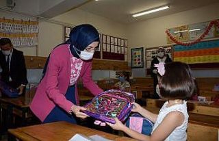 Akyurt Belediyesinden okula başlayan miniklere çanta