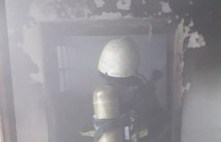 Alevlerin arasına dalan arkadaşlarını son anda...