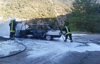 Alevlerin yükseldiği otomobil hurdaya döndü
