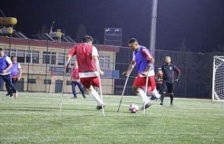 Ampute futbol takımı ile siyasiler yeşil sahada...