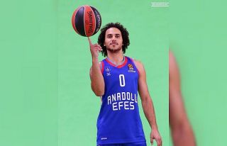 Anadolu Efes yeni sezon kadrosunu ve formalarını...