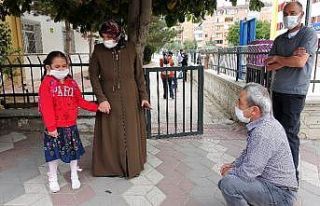 Annesiz okula gitmek istemeyen miniği ikna etmek...