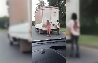 Antalya’da patenci kızların kamyonet arkasında...