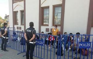 Apartmanın bodrumunda 21 düzensiz göçmen yakalandı