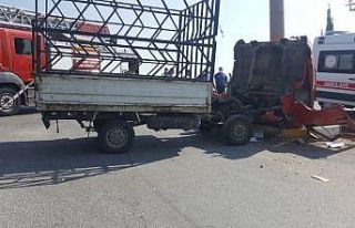 Aracın kupası açılınca direğe çarptı