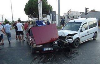 Araçlar kavşakta birbirine girdi: 1 yaralı