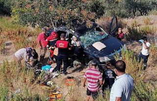 Araçta sıkışan kadını itfaiye ekipleri kurtardı