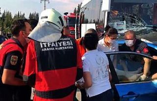 Araçta sıkışan kadını itfaiye kurtardı