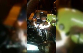 Arızalan aracı polis ekipleri tamir etti
