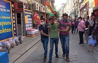 Arkadaşıyla konuşma bahanesi ile 2 bin TL değerinde...