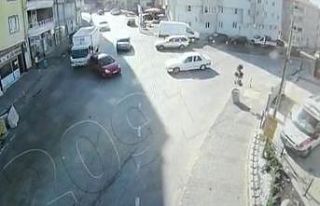 Arkasından kamyon çarpan otomobil iş yerine daldı