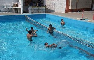 Aşırı sıcaklarından bunalan gençler havuzda...