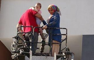 Aşırı sıcaktan binanın elektrik panosu patladı,...