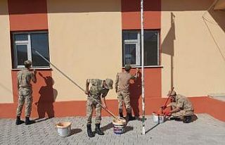 Askerler köy okulunu boyadı