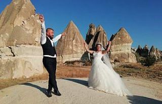 Aydın’dan gelen gelin damat, peribacaları arasında...