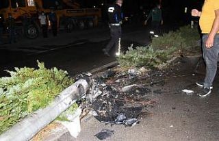 Aydınlatma direğine çarpan otomobil alev alev yandı