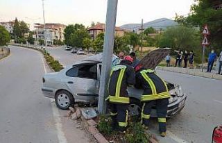 Aydınlatma direğine çarpan otomobilde sürücü...