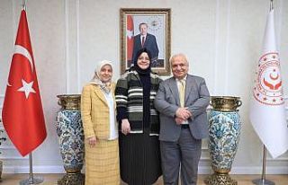 Aydınlı Bakan Selçuk’tan aile fotoğrafı paylaşımı