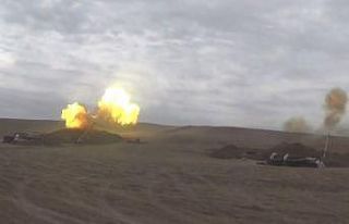 Azerbaycan ordusu, Ermeni ordusuna ait hedefleri vurmaya...