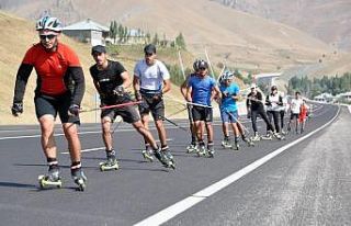 Baba ile kızı asfaltta sporcu yetiştiriyor