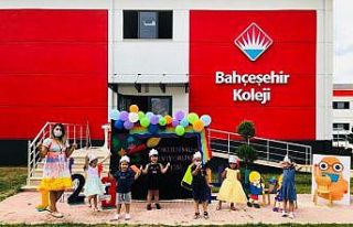 Bahçeşehir kolejinde sosyal mesafeli parti