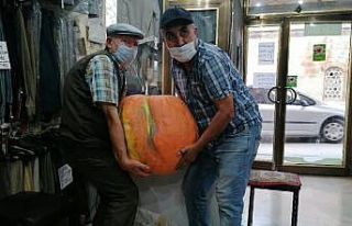 Bahçesinde 40 kiloluk kabak yetiştirdi