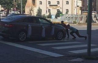 Bahşiş alabilmek için ölümü göze alan çocukları...