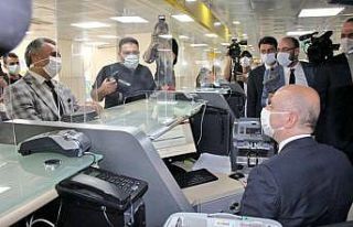 Bakan Karaismailoğlu, gişede vatandaşların işlemlerini...