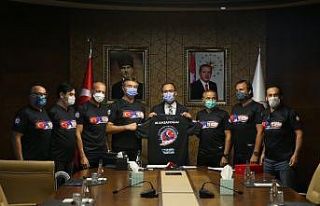 Bakan Kasapoğlu Kıbrıs’a kadar yüzen sporcularla...