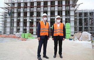 Bakan Kasapoğlu ve Başkan Arısoy buz pistinde incelemelerde...