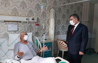 Bakan Koca’dan hastalara ’geçmiş olsun’ ziyareti