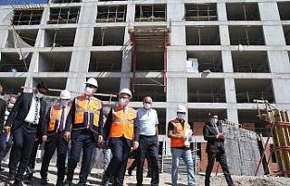 Bakanlar Kasapoğlu ve Kurum yurt inşaatında incelemede...
