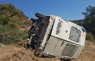 Balıkesir’de minibüs şarampole devrildi: 14 yaralı