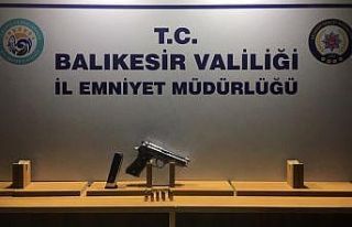 Balıkesir’de polis 3 aranan şahıs ve silah ele...