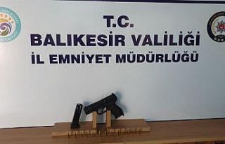 Balıkesir’de polis 4 silah ve 10 aranan şahsı...