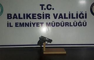 Balıkesir’de polis aranan 3 kişi ve 4 silah yakalandı