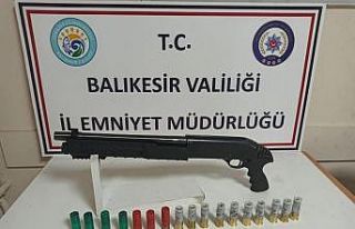 Balıkesir’de polisten silah operasyonu